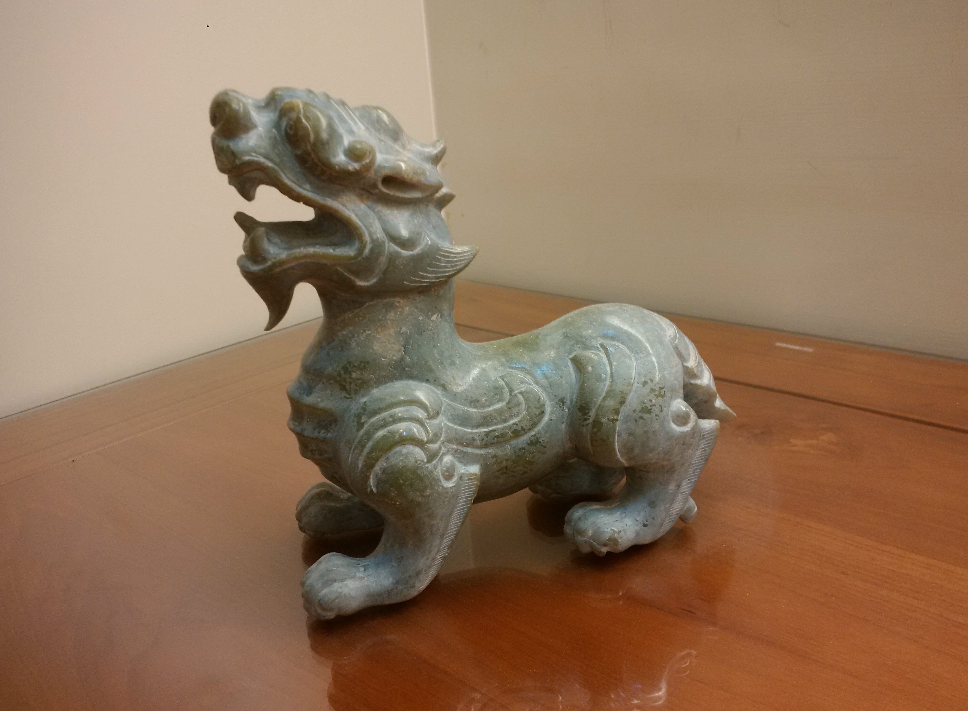 【紫微斗數】兩年104週課程總綱（六階段上課內容與核心目標）；第一階段初級課程：「入門奠基與命盤結構」（18週時間）；核心目標：建立紫微斗數命理觀念，掌握陰陽五行、天干地支宮位、論命原則與核心邏輯。第1至6週：紫微斗數淵源、發展派別脈絡、紫微命盤認識、命理專業術語、十二宮位職能、陰陽五行與天干地支體系（十天干的陰陽、五行、化氣；十二地支的時辰、方位、生肖）。第7至18週：「身宮」（命、福、官、財、遷、夫妻）對後天運勢的影響分析；空宮意義與實例解析；南斗、北斗、中天三大星系布局；紫微斗數的十四主星介紹