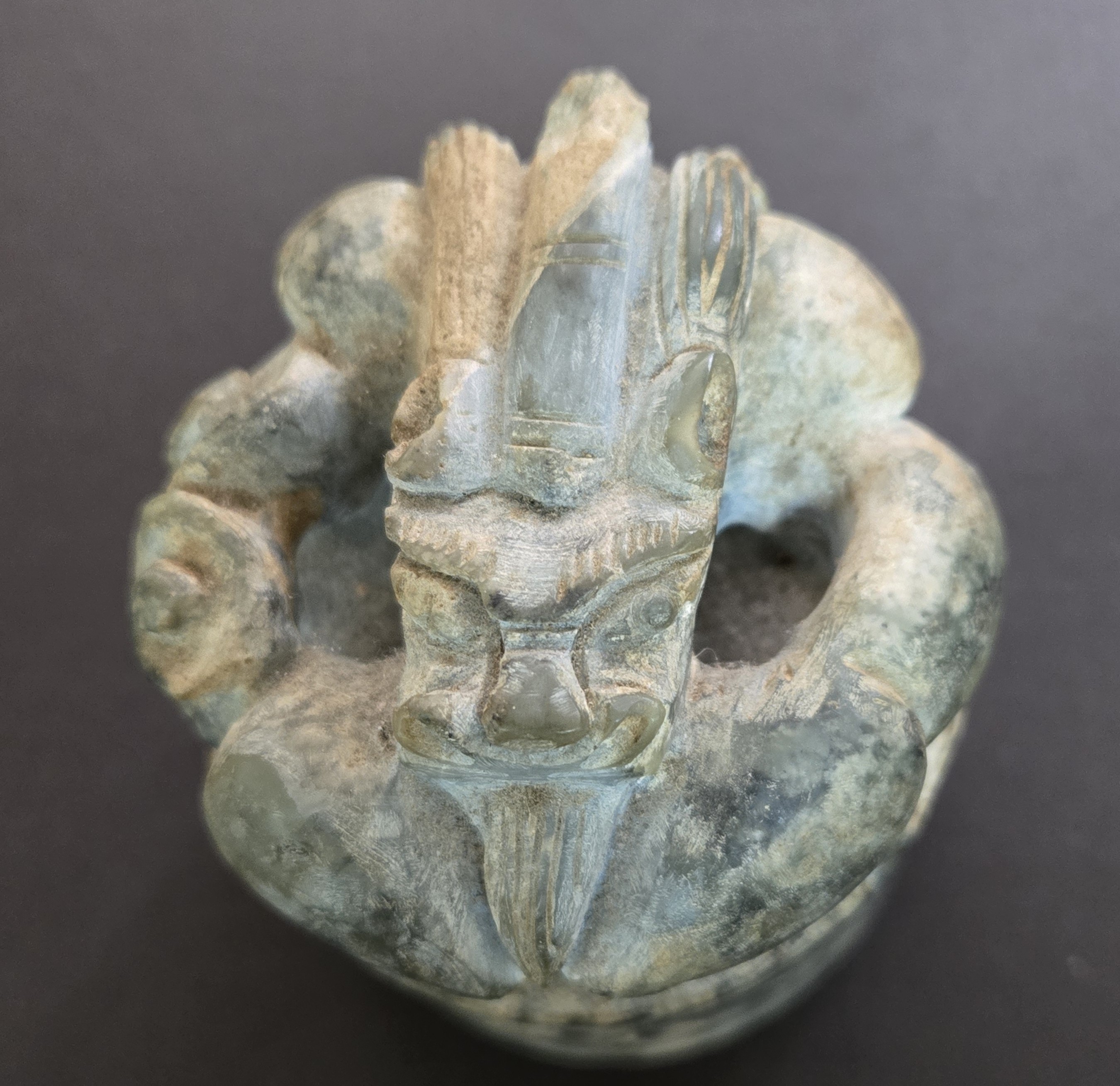 現代科技發達與網際網路的迅速便利，許多朋友基於好奇心理，常會使用手機或筆記型電腦，透過商家提供的線上免費程式，輸入年月日時八字，就為自己算命或占卜。上述不必透過命理師當面算命，能夠隨時隨地，且只要兩、三分鐘時間，甚至不用花錢或只需幾百元，即能測出客戶一生命運吉凶，確實十分便利、省時，但也可能衍生出一些問題並會造成使用者的煩惱不安。尤其市面上現有提供「免費占卜」或「免費算命」的網站至少有數十家之多。在這些眾多的命理網站中，何者網站的論命較為正確？實際來說，見仁見智，並無一定標準，只能由客戶自行判斷。