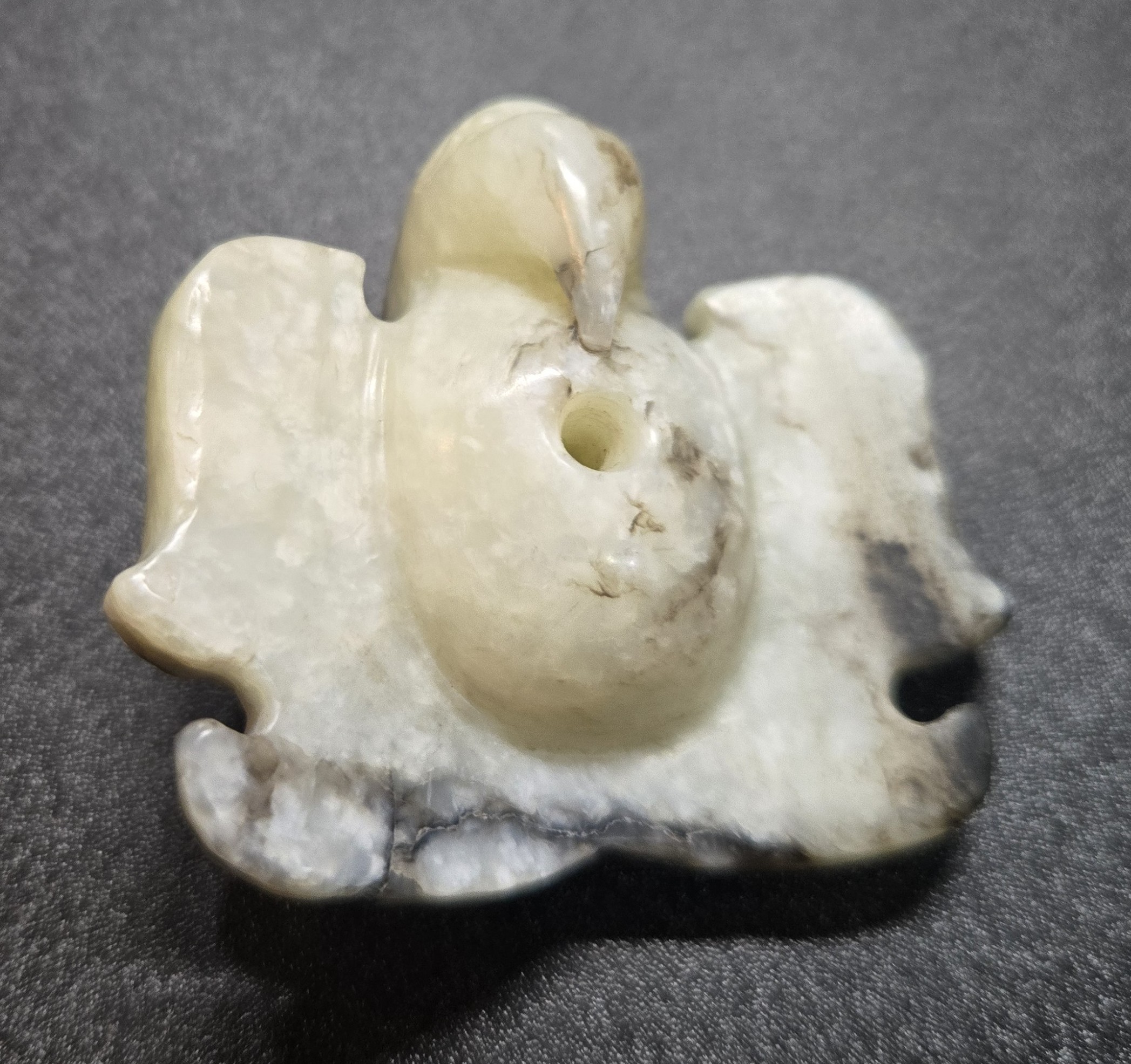 AI稱為人工智慧或人工智能，意指由人類製造出來的機器所表現出來的智慧；通常人工智慧是指用普通電腦程式來呈現人類智慧的技術。目前已有些AI被運用到命理行業上，甚至也可直接與人互動、替人算命。如此就引發一個極有興趣且令人好奇的問題，即未來AI算命是否會取代命理師的算命？或取代命理師的行業？AI雖已被運用在算命服務；但偏向於娛樂性質用途。此外命理師的算命方式有許多種，AI算命有其侷限性且無法突破。例如面相、手相、摸骨等我國古老的算命方法，就無法由AI來做，而必須由命理師當面論命、親自執行才能完成。