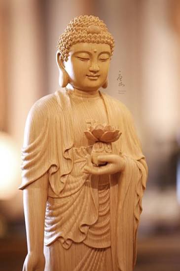 愛情是最美好的夢，無論何種年齡的人，都不要打破愛情夢，讓自己一直懷有真愛、真情的夢，你將會永遠年輕、快樂，人生並會永遠充滿希望！